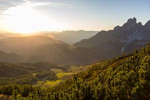 Berglandschap "De laatste zonnestralen over de bergen" van Coen Weesjes