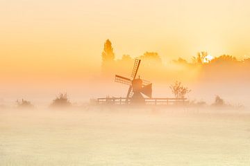 Zonsopkomst in de mist bij de Kaatmolen van Pieter Struiksma