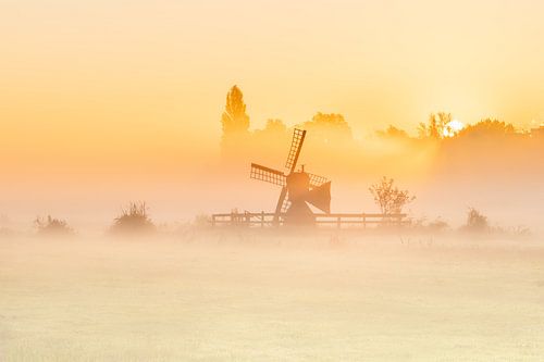 Zonsopkomst in de mist bij de Kaatmolen