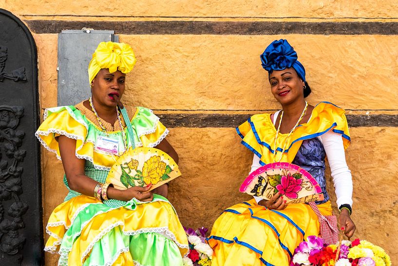 Kubanerinnen mit Zigarre in Altstadt von Havanna Kuba von Dieter Walther