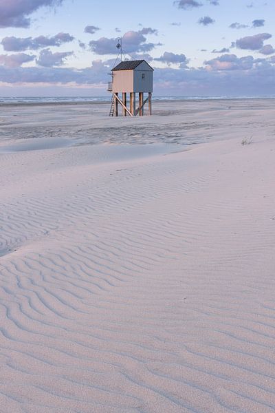 Ertrinkendes Haus Terschelling aus den Sanddünen von Sander Groenendijk