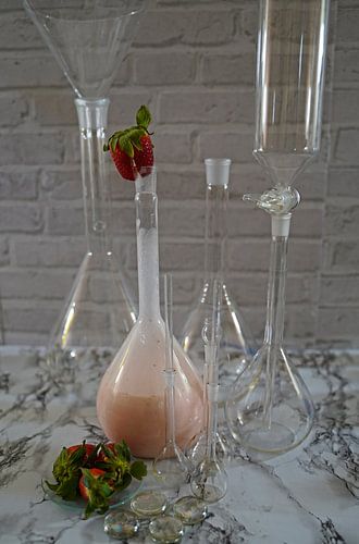 Aardbeienmilkshake in een kolf