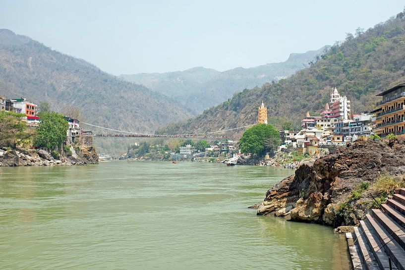 De rivier de  Ganges bij Laxman Jhula in India van Eye on You