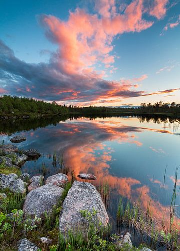 Farbenfroher Sonnenuntergang über einem schwedischen See von Ate de Vries