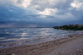 Un ciel menaçant au-dessus de la mer sur MdeJong Fotografie