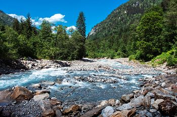 Zomeruitzicht op de rivier Kapruner Ache