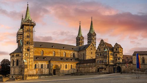 De historische Dom van Bamberg bij zonsondergang