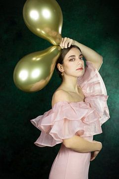 Vrouw met roze jurk en gouden ballonnen van Iris Kelly Kuntkes