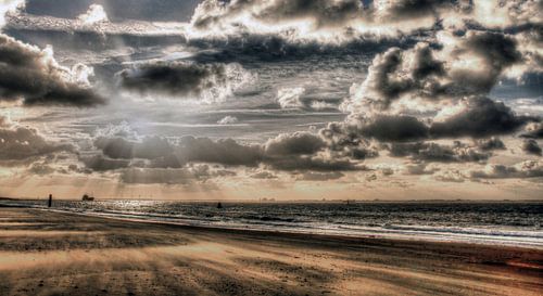 Wolkenlucht boven de zee