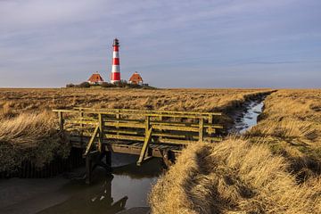 Leuchtturm Westerheversand mit kleiner Brücke in den Salzwiesen