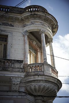 Altbau mit klassischem Balkon von Karel Ham