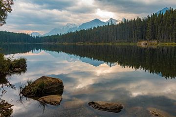 Herbert Lake, Banff National Park, Canada van Dennis Hilligers