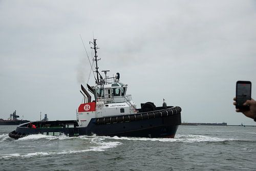 De sleepboot ligt klaar voor de show