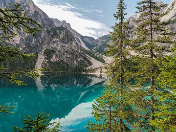 The turquoise-coloured Lago di Braies is nestled quietly between the steep rock faces of the Dolomites. Mirror-smooth water by Miriam Schwarzfischer Fotografie