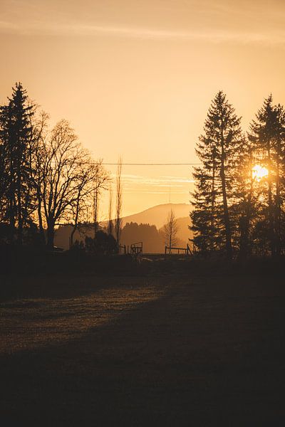 Mooie zonsondergang bij Jonsvatnet, Trondheim van Koen Lipman