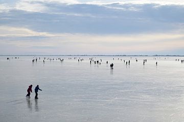 Schaatsers op het IJsselmeer van Barbara Brolsma