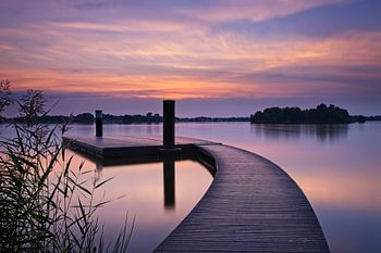 Coucher de soleil sur une jetée du lac Paterwoldsemeer