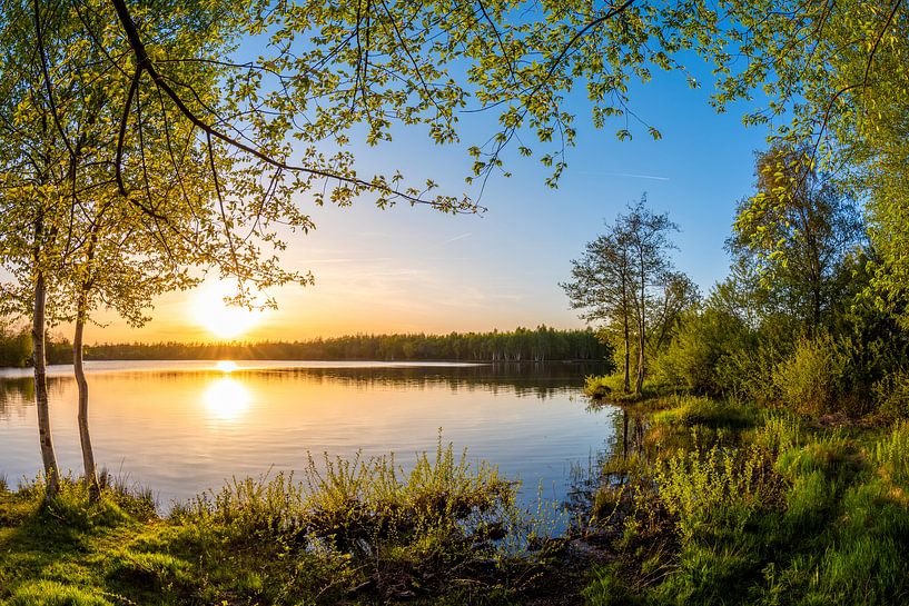 Sonnenuntergang an einem naturbelassenem See von Günter Albers
