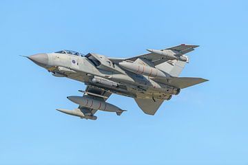 Décollage du Tornado de la Royal Air Force Panavia. sur Jaap van den Berg