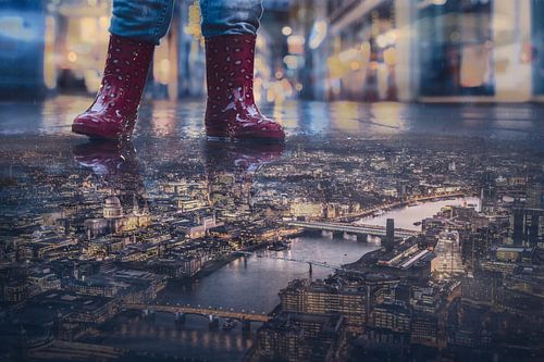 Beeldbewerking van Meisje bij Waterplas: Avondwandeling met Uitzicht op Londen - Symboliek van Hoop van Elianne van Turennout