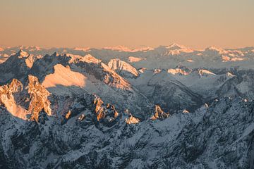 Golden Peaks – Zonsondergang op de Zugspitze van Dylan Shu Photography