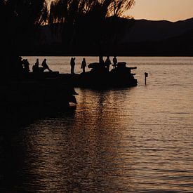 Sonnenuntergang am Kunming-See - Stille im Scherenschnitt von Diederik De Mezel