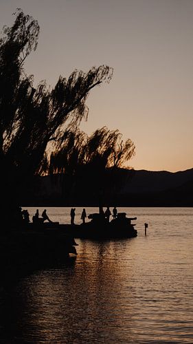 Zonsondergang aan Kunming Lake – Stilte in Silhouet van Diederik De Mezel