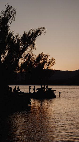 Sonnenuntergang am Kunming-See - Stille im Scherenschnitt von Diederik De Mezel