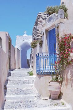 Blauwe poort en wit Grieks huis in Santorini van Carolina Reina
