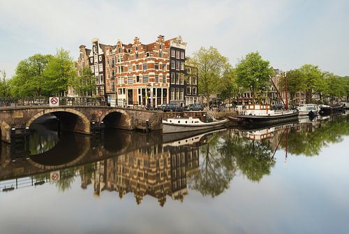 Kanaal en oude huizen in Jordaan, Amsterdam, Nederland.