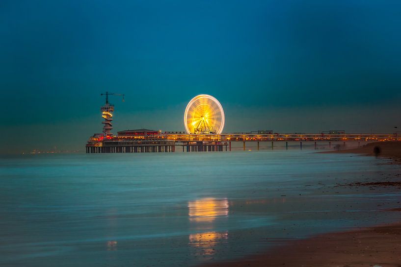 Pier of Scheveningen at night by Lima Fotografie