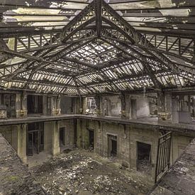 Atemberaubende Glaskuppel in verlassenem Bürogebäude von Kristel van de Laar