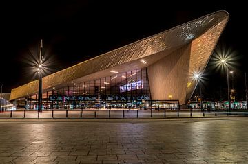Rotterdam Hauptbahnhof am Abend von Harmen Goedhart