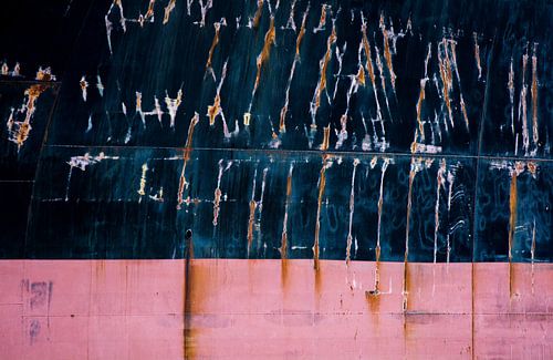 Gehavende romp van zeeschip in de haven.