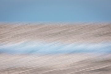 Beweging van golven als kunst op het strand van Andy Luberti