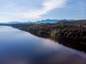 Luftbild vom Staffelsee mit Bergen und Wäldern