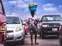 Verkäufer zwischen Autos