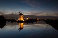 Verlicht molens van Kinderdijk in de avond