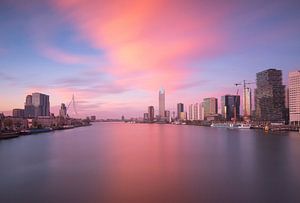 Schöne Wolkenformation über Rotterdam von Ilya Korzelius