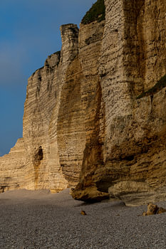 Die Kreidefelsen von Étretat im Abendlicht