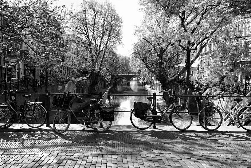 Utrecht, Oudegracht vanaf Gaardbrug naar Hamburgerbrug in zwart/wit von Cees Laarman