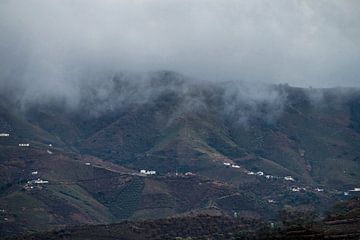 Mist over de bergketens in Andalusia