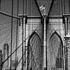 Brooklyn Bridge met One World Trade Center – Zwart-Wit New York van Thea.Photo