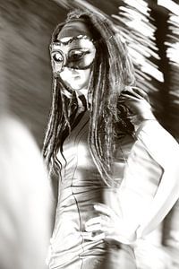 Mysterieuze gothic vrouw met masker. Zwart wit, vintage mode, mode
