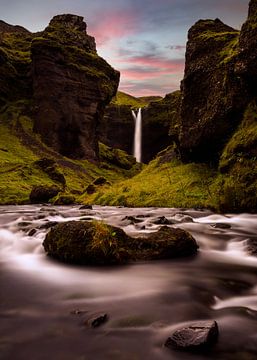 Kvernufoss in Ijsland bij zonsondergang van Migiel Francissen