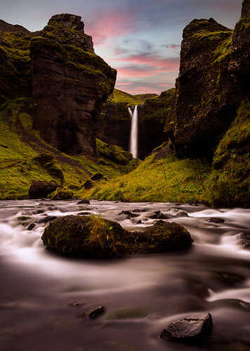 Kvernufoss in Island bei Sonnenuntergang