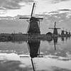 Zonsopkomst bij Kinderdijk in zwart-wit van Ad Jekel