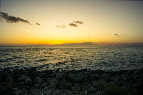 Verenigde Staten, Florida, Romantische oranje zonsondergang bij rotskust