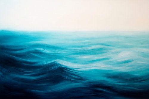 Kalme golven in het blauw van de oceaan