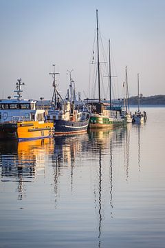 Boten in de haven van Sassnitz op Rügen van Christian Müringer